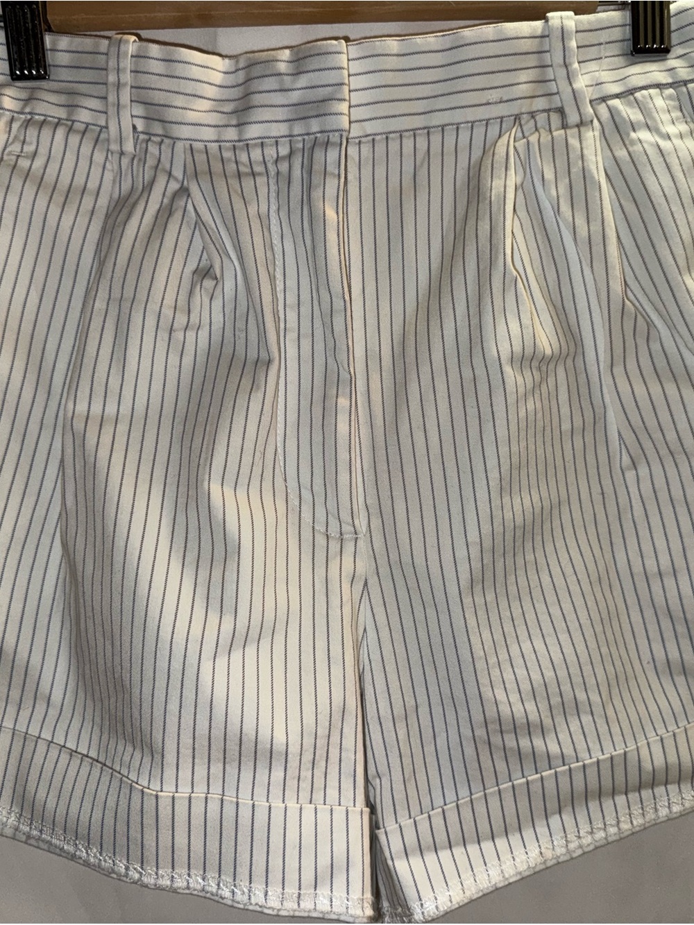 Abercrombie & Fitch White Shorts with Navy Pinstripes SZ 4 / 27